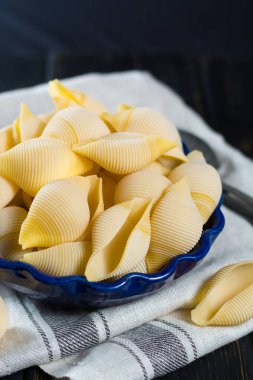 Doldurma, pişmemiş için büyük makarna kabukları