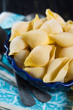 Doldurma, pişmemiş için büyük makarna kabukları