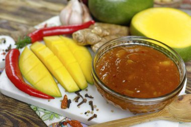 Ev yapımı frsh Mango Chutney eski ahşap masa üzerinde kase