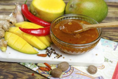 Ev yapımı frsh Mango Chutney eski ahşap masa üzerinde kase