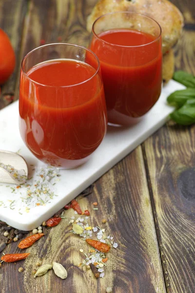 Raw Ekologiczne Sok Pomidorowy Solą Bazylia Chleb Podłoże Drewniane — Zdjęcie stockowe