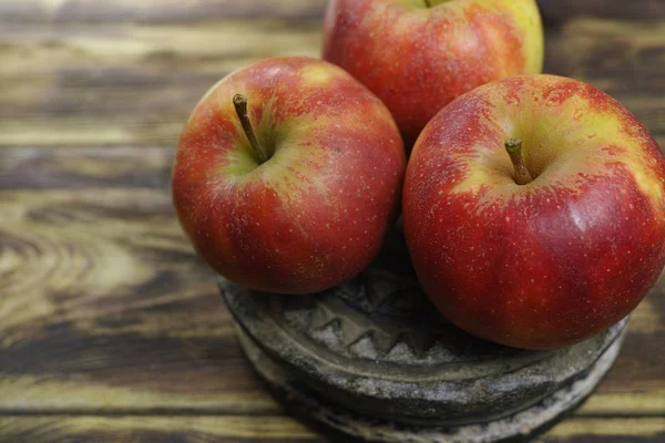 Manzanas Jonagold Frescas Sobre Fondo Madera — Foto de Stock