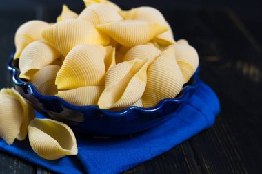 Büyük İtalyan makarna kabukları, çiğ doldurma için