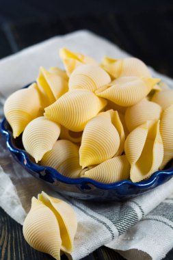 Büyük İtalyan makarna kabukları, çiğ doldurma için