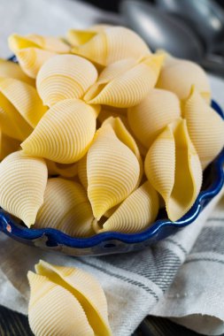 Büyük İtalyan makarna kabukları, çiğ doldurma için