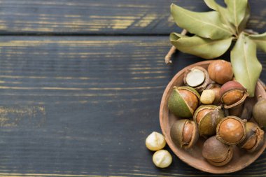Macadamia fındık kabuğundaki ahşap tablo