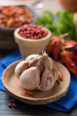 Fransız sarımsak ve kırmızı sıcak kırmızı biber kurutulmuş, çeşitli - ahşap masa baharatlı madde