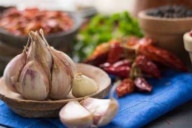 Fransız sarımsak ve kırmızı sıcak kırmızı biber kurutulmuş, çeşitli - ahşap masa baharatlı madde