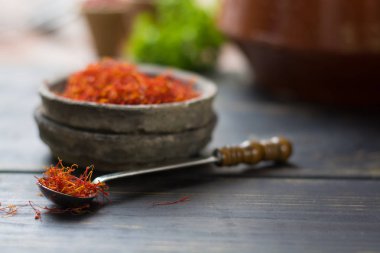 Ham organik kırmızı safran baharat bir kil kase