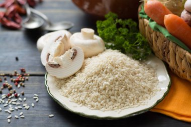 En iyi İtalyan yemekleri - ahşap masa üzerinde mantarlı risotto için malzemeler