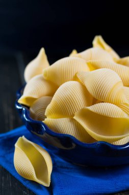 Büyük İtalyan makarna kabukları, çiğ doldurma için