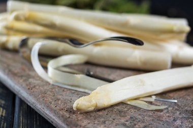 Bahar mevsimi - taze beyaz ve yeşil kuşkonmaz granit üzerinde arka plan plank.