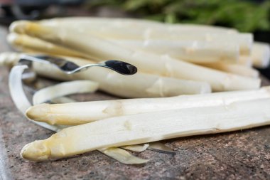 Bahar mevsimi - taze beyaz ve yeşil kuşkonmaz granit üzerinde arka plan plank.