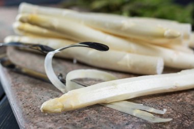 Bahar mevsimi - taze beyaz ve yeşil kuşkonmaz granit üzerinde arka plan plank.