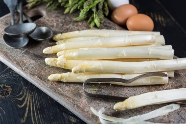 Bahar mevsimi - taze beyaz ve yeşil kuşkonmaz granit üzerinde arka plan plank.