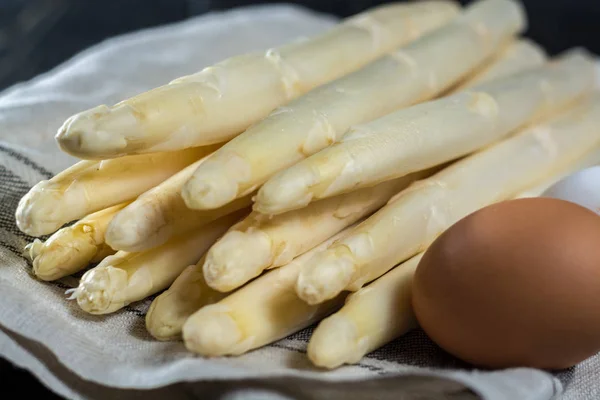 Frühlingszeit Frischer Weißer Spargel Auf Leinenserviette — Stockfoto