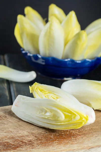 Salade de chicorée (sorcière) fraîche et saine dans une assiette . — Photo