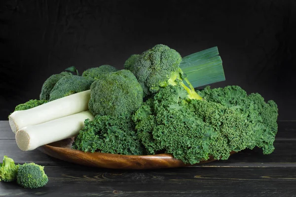Makanan super musim dingin hijau Kale kubis hijau, brokoli dan daun bawang — Stok Foto