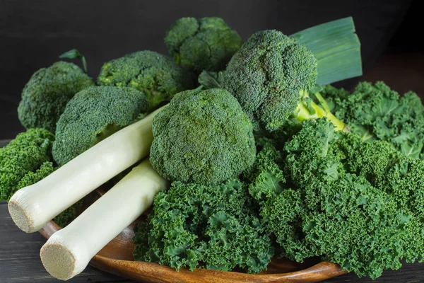 Makanan super musim dingin hijau Kale kubis hijau, brokoli dan daun bawang — Stok Foto