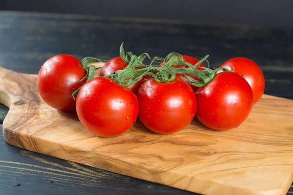 Tomates pequenos vermelhos frescos prontos para comer — Fotografia de Stock