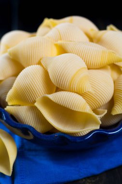 Büyük İtalyan makarna kabukları, çiğ doldurma için