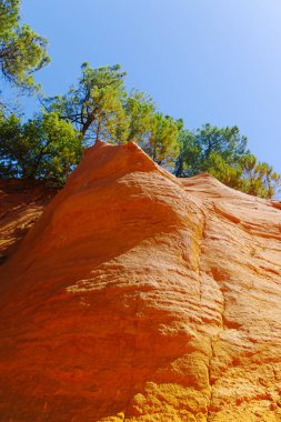 Turuncu hardal pigment pitoresk tepeler. Köy Provence, Fransa