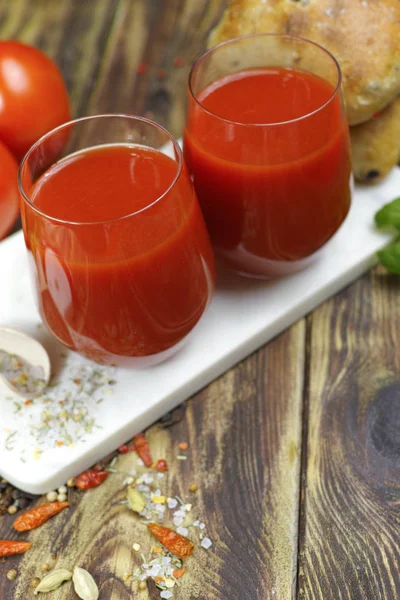 Raw Ekologiczne Sok Pomidorowy Solą Bazylia Chleb Podłoże Drewniane — Zdjęcie stockowe