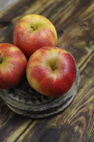 Manzanas Jonagold Frescas Sobre Fondo Madera — Foto de Stock
