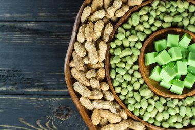 Büyük bir parti yeşil wasabi fıstık ve peynir oryantal tarzda mix