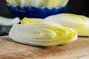 Taze ve sağlıklı hindiba (witloof) bir tabak salata. Diyet menüsü.