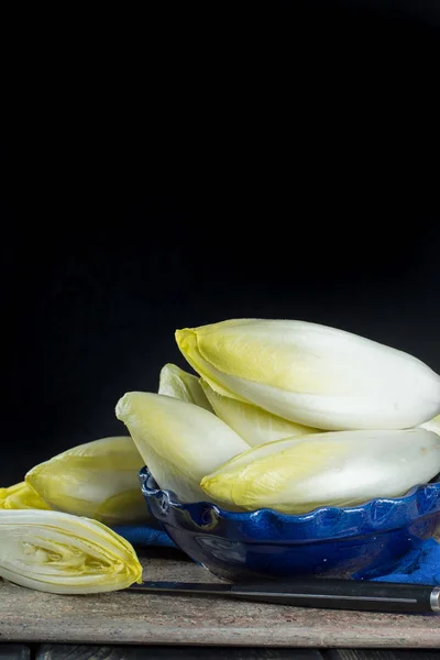 Ensalada de achicoria (witloof) fresca y saludable en un plato . — Foto de Stock