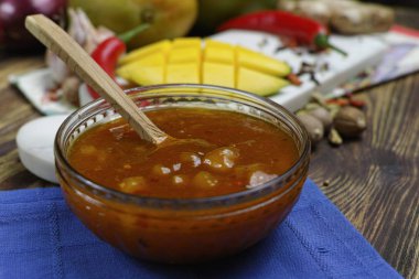 Ev yapımı Mango Chutney eski ahşap masa üzerinde kase