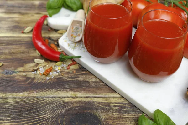 RAW ekologiczne czerwony sok pomidorowy, solą, bazylia i chleb — Zdjęcie stockowe