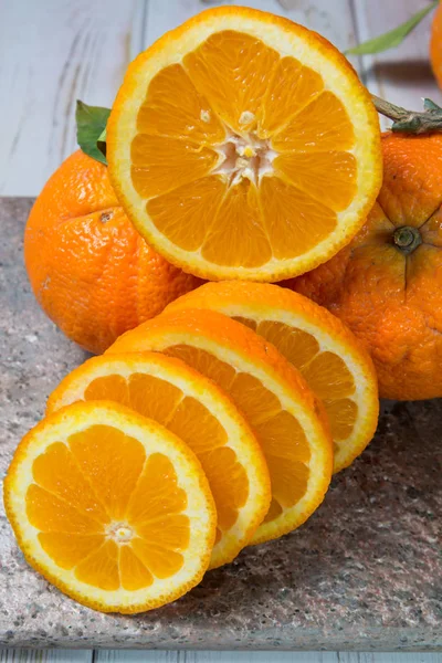 Naranjas orgánicas maduras gigantes de la granja en España con hojas — Foto de Stock