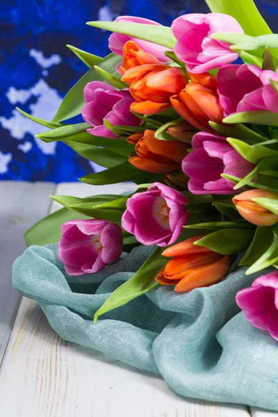 Тюльпани. Гарний букет з різнокольорових весняних тюльпанів . — стокове фото