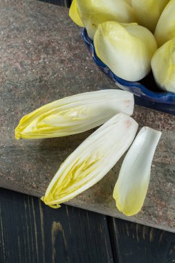 Taze ve sağlıklı hindiba (witloof) bir tabak salata. Diyet beni