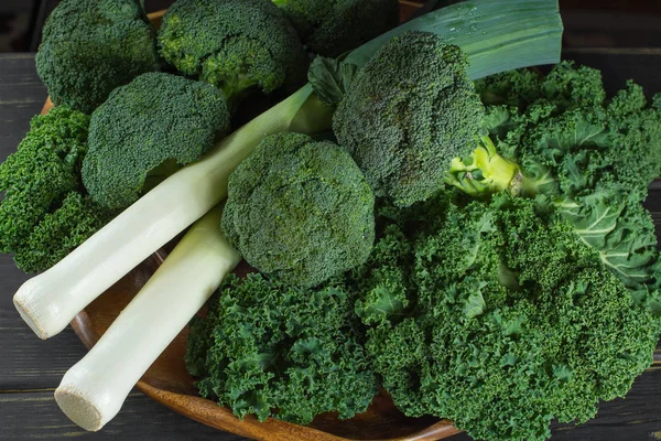 Vihreä talvi superruoka - Kale vihreä kaali, parsakaali ja purjo — kuvapankkivalokuva