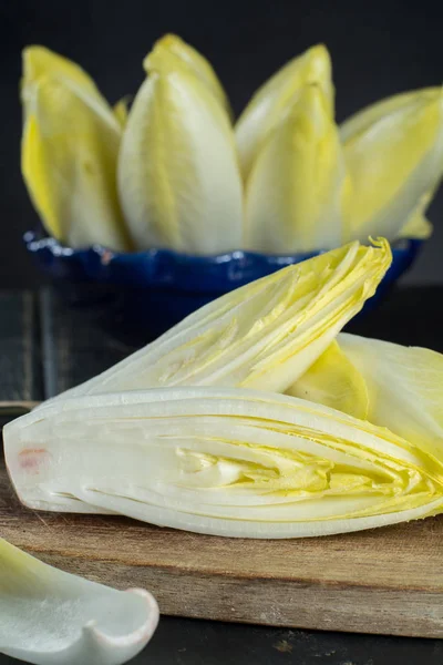 Salade de chicorée (sorcière) fraîche et saine dans une assiette. Moi diététique — Photo