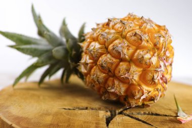 Olgun sulu taze bebek ananas ahşap üzerine