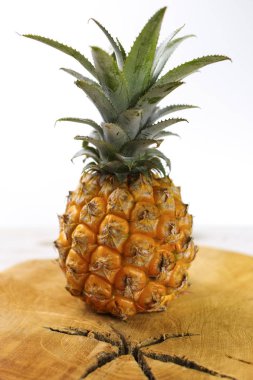 Olgun sulu taze bebek ananas ahşap üzerine