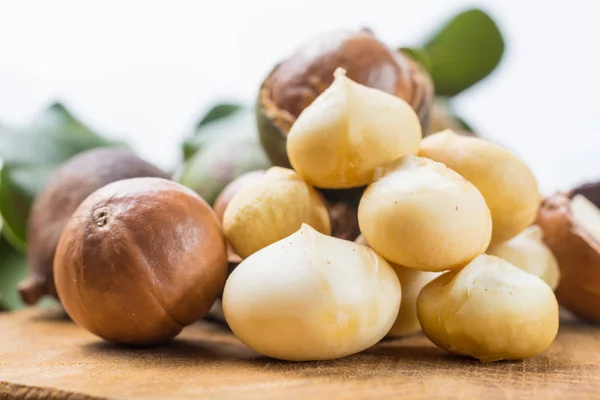 Горіхи Макадамії зі шкаралупою - смачні дорогі жирні горіхи — стокове фото