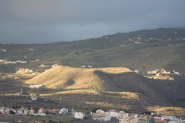 Západ slunce na Tenerife - malé sopky v krajině — Stock fotografie