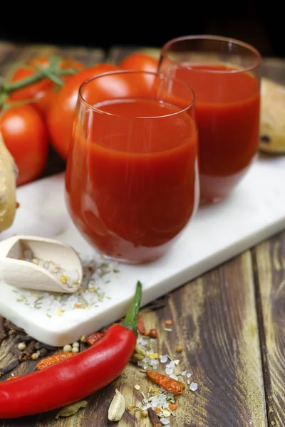 RAW ekologiczne czerwony sok pomidorowy, solą, bazylia i chleb — Zdjęcie stockowe