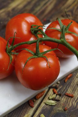 Asma üzerinde ham organik kırmızı domates