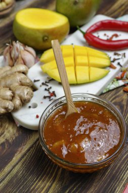 Ev yapımı Mango Chutney eski ahşap masa üzerinde kase