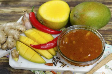 Ev yapımı Mango Chutney eski ahşap masa üzerinde kase