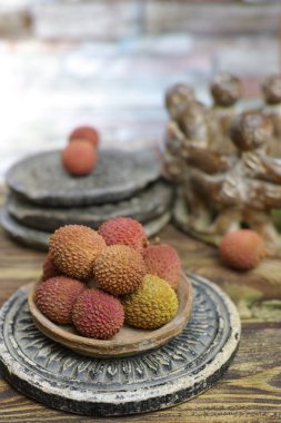 Lychees ahşap arka plan - egzotik ve tropikal meyve üzerinde