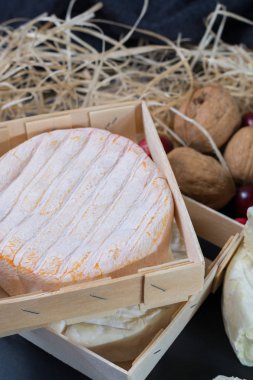 Siyah taş tabakta farklı Fransız yumuşak peynirler