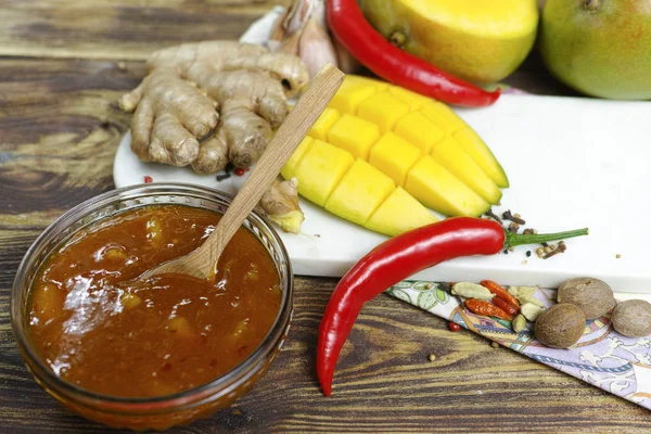 Miska z domu ostry sos z Mango na starym drewnianym stole — Zdjęcie stockowe