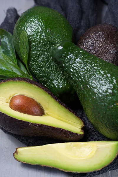 Aguacate verde maduro con hojas — Foto de Stock